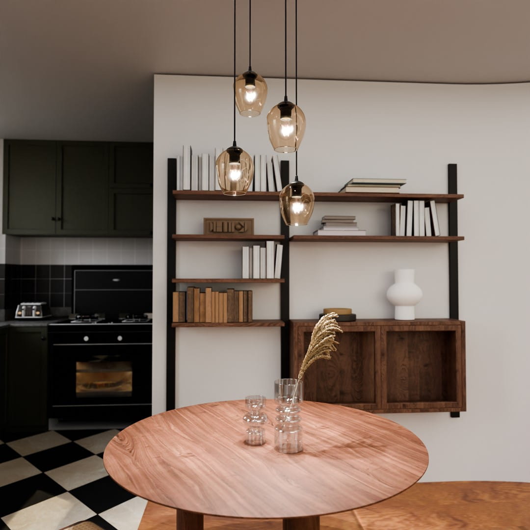 Lampa wisząca Istar Premium 4-punktowa w kolorze miodowym, z czterema szklanymi kloszami o zaokrąglonym kształcie, zawieszona nad okrągłym drewnianym stołem w nowoczesnej kuchni z półkami i dekoracjami.