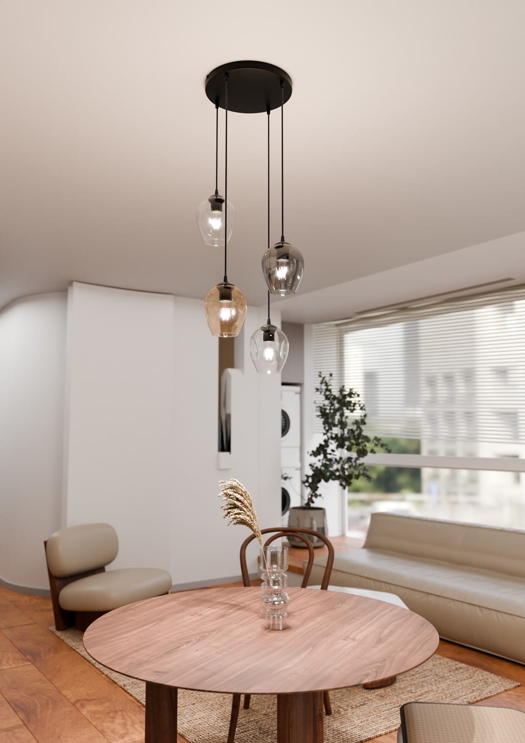 Lampa wisząca Istar Premium mix 4-punktowa, z czterema szklanymi kloszami w różnych kolorach (przezroczysty, brązowy), zawieszona na czarnych linkach. Ujęcie z góry, w nowoczesnym wnętrzu z okrągłym drewnianym stołem i roślinnością w tle.
