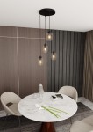 Lampa wisząca Istar Premium 4-punktowa w transparentnych kloszach, zawieszona na czarnych linkach. Ujęcie z góry, w nowoczesnym wnętrzu z okrągłym stołem, otoczonym krzesłami. Tło w odcieniach brązu i beżu, z elementami dekoracyjnymi na stole.