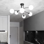 Czarna lampa sufitowa Pregos 6-punktowa z sześcioma białymi kulistymi kloszami, zamontowana na suficie. Lampa ma nowoczesny, minimalistyczny design, idealna do wnętrz. Widoczna w kuchennej aranżacji z szarymi meblami i kamiennym blatem.