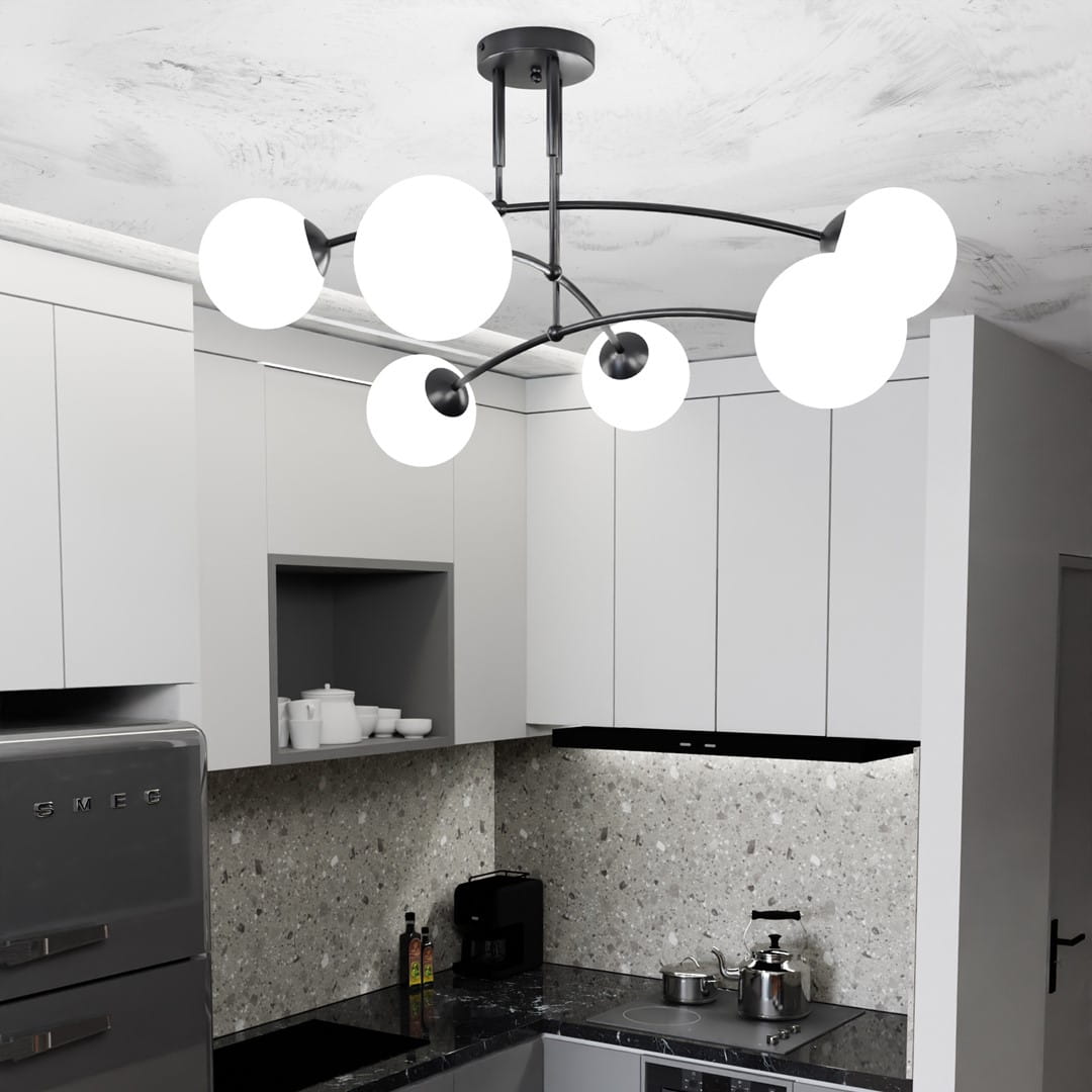 Czarna lampa sufitowa Pregos 6-punktowa z sześcioma białymi kulistymi kloszami, umieszczona w nowoczesnej kuchni. Lampa ma metalową konstrukcję z delikatnymi łukami, zawieszona na suficie, w otoczeniu szarych szafek i czarnego blatu.