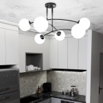 Czarna lampa sufitowa Pregos 6-punktowa z sześcioma białymi kulistymi kloszami, umieszczona w nowoczesnej kuchni. Lampa ma metalową konstrukcję z delikatnymi łukami, zawieszona na suficie, w otoczeniu szarych szafek i czarnego blatu.