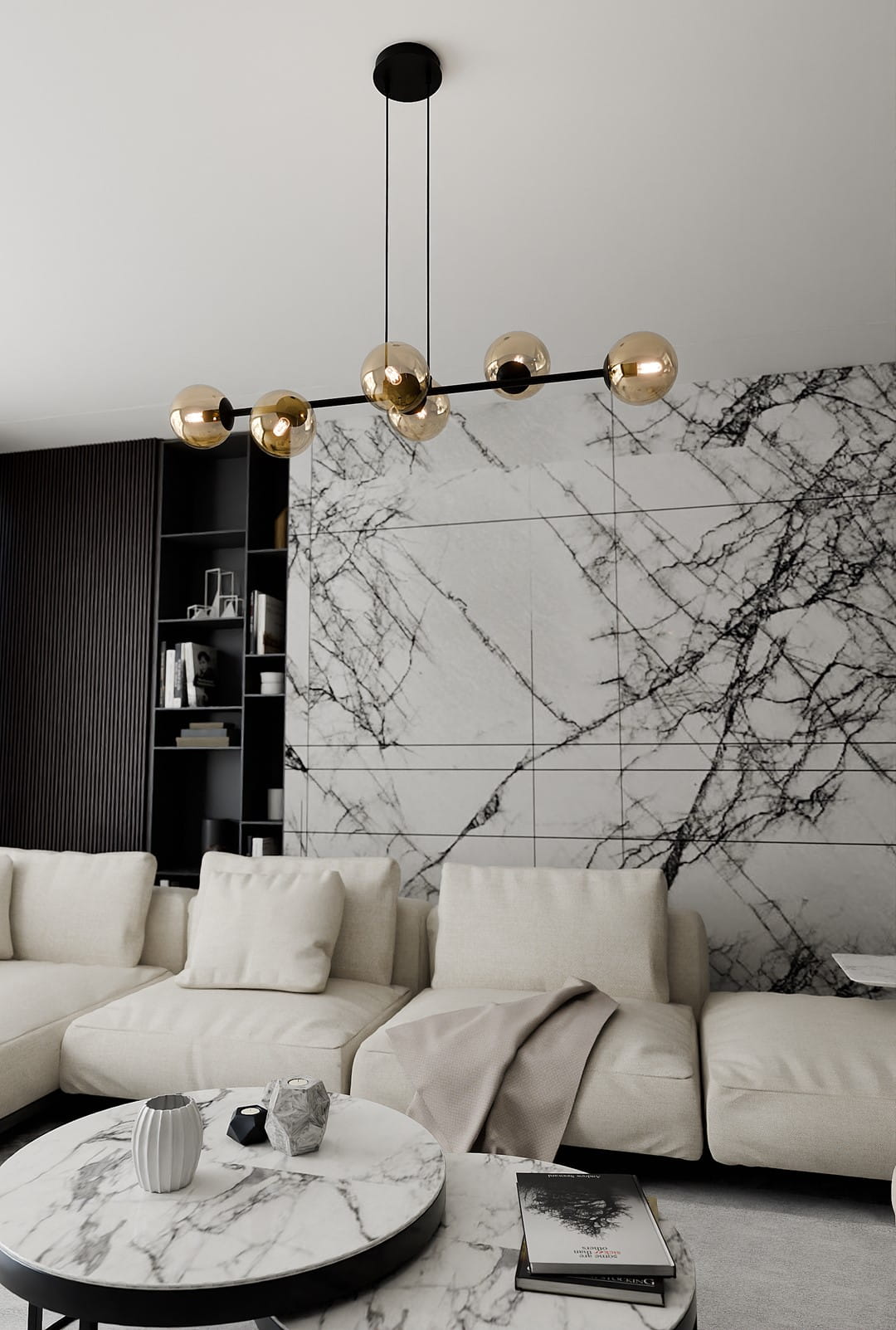 Lampa wisząca Rossi 6-punktowa, w kolorze czarnym z bursztynowymi kloszami, zawieszona na cienkich linkach. Ujęcie z dołu pokazuje elegancką formę i nowoczesny design, z tłem w postaci ściany z marmurowym wzorem.