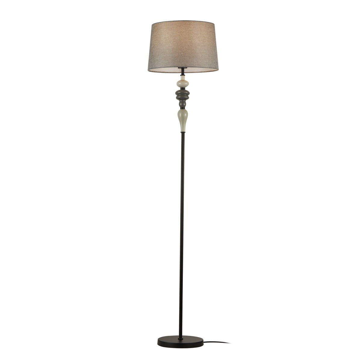Czarna lampa podłogowa Nerom z kloszem w odcieniu beżowym, z metalowym stelażem oraz dekoracyjnym elementem w odcieniu szaro-białym. Ujęcie z boku, stojąca na okrągłej podstawie. Przeznaczona do żarówki E27.