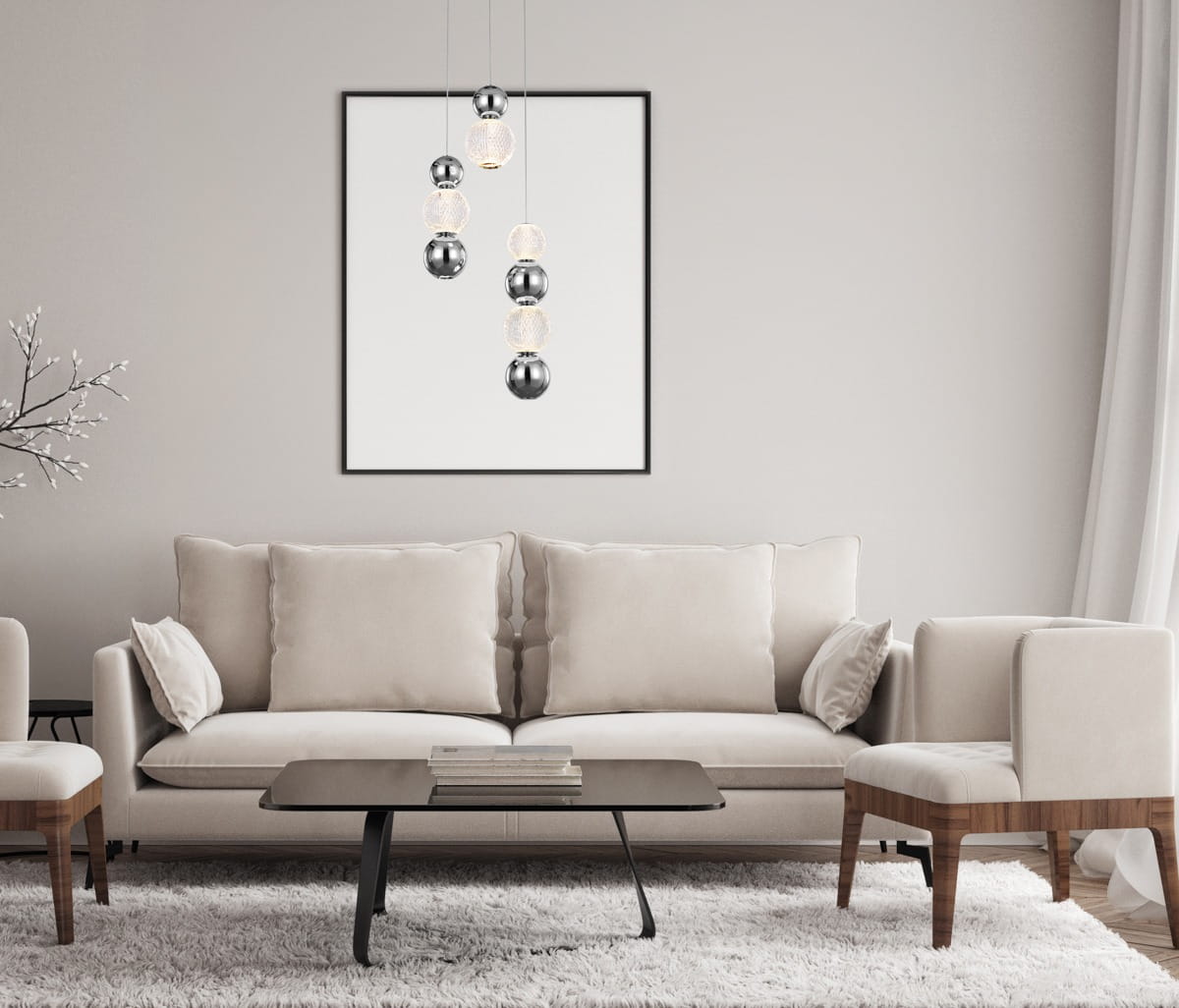 Lampa wisząca Oter z czterema kulami LED w kolorze chromu, zawieszona w różnych wysokościach. Elementy szklane i metalowe tworzą nowoczesny wygląd. Widoczna w minimalistycznym wnętrzu, nad sofą i stolikiem.