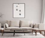 Lampa wisząca Oter z czterema kulami LED w kolorze chromu, zawieszona w różnych wysokościach. Elementy szklane i metalowe tworzą nowoczesny wygląd. Widoczna w minimalistycznym wnętrzu, nad sofą i stolikiem.