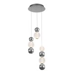 Lampa wisząca Oter z czterema kulami LED, chromowana, zawieszona na cienkich linkach. W składzie przezroczyste i metaliczne elementy o różnych średnicach, w tym zdobione fakturą. Nowoczesny design, idealna do nowoczesnych wnętrz.