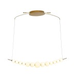Lampa wisząca Ronza z jednym źródłem LED o mocy 37W, złoty kolor. Okrągła podstawa z metalowym wykończeniem, zawieszona na cienkich żyłkach, z białymi, półprzezroczystymi kulami rozmieszczonymi wzdłuż.