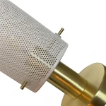 Lampa stołowa Tirana 1xE27 w kolorze złotym i białym, z dekoracyjnym, perforowanym kloszem oraz metalową podstawą. Ujęcie z góry, pokazujące detal mocowania i teksturę materiałów.