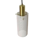 Lampa wisząca Tirana 1xE27 w kolorze złotym i białym, o cylindrycznym kształcie. Metalowa osłona o ażurowym wzorze, z widocznym gwintem na żarówkę. Ujęcie z góry, zawieszona na czarnym przewodzie. Idealna do nowoczesnych wnętrz.