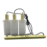 Lampa wisząca Tirana 3xE27 w kolorze złotym i białym, z trzema cylindrycznymi kloszami z siatki metalowej, umieszczona na prostokątnej podstawie. Kable w kolorze czarnym. Ujęcie frontalne, produkt leżący na płaskiej powierzchni.