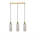 Lampa wisząca Tirana z trzema źródłami światła E27. Złota podsufitka oraz białe klosze o cylindrycznym kształcie, zwisające na czarnych przewodach. Prosty design idealny do nowoczesnych wnętrz.