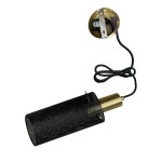 Lampa wisząca Tirana z oprawą w kolorze złotym i czarnym, posiada metalowy klosz w formie siatki oraz złoty uchwyt. Zawieszona na czarnym przewodzie, idealna do nowoczesnych wnętrz.
