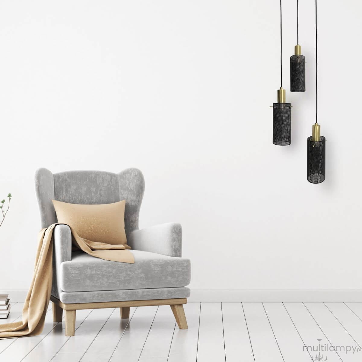 Lampa wisząca Tirana 3xE27 w kolorze złotym i czarnym, z trzema cylindrycznymi kloszami o siatkowanej fakturze, zawieszona nad szarym fotelem z beżową poduszką, na tle białej ściany. Kable w czarnym kolorze, minimalistyczny design.