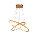 Lampa wisząca Eternity w złotej oprawie z naturalnego bambusa, z dwoma okrągłymi pierścieniami LED. Produkt zawieszony na cienkich linkach, z widocznym, prostym sufitem. Wymiary i detale konstrukcji nie są określone.