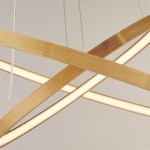 Lampa wisząca Eternity z naturalnego bambusa w złotym kolorze, z dwoma paskami LED. Ujęcie z bliska ukazuje stylowe, zakrzywione elementy konstrukcji oraz ciepłe światło emitowane przez diody.