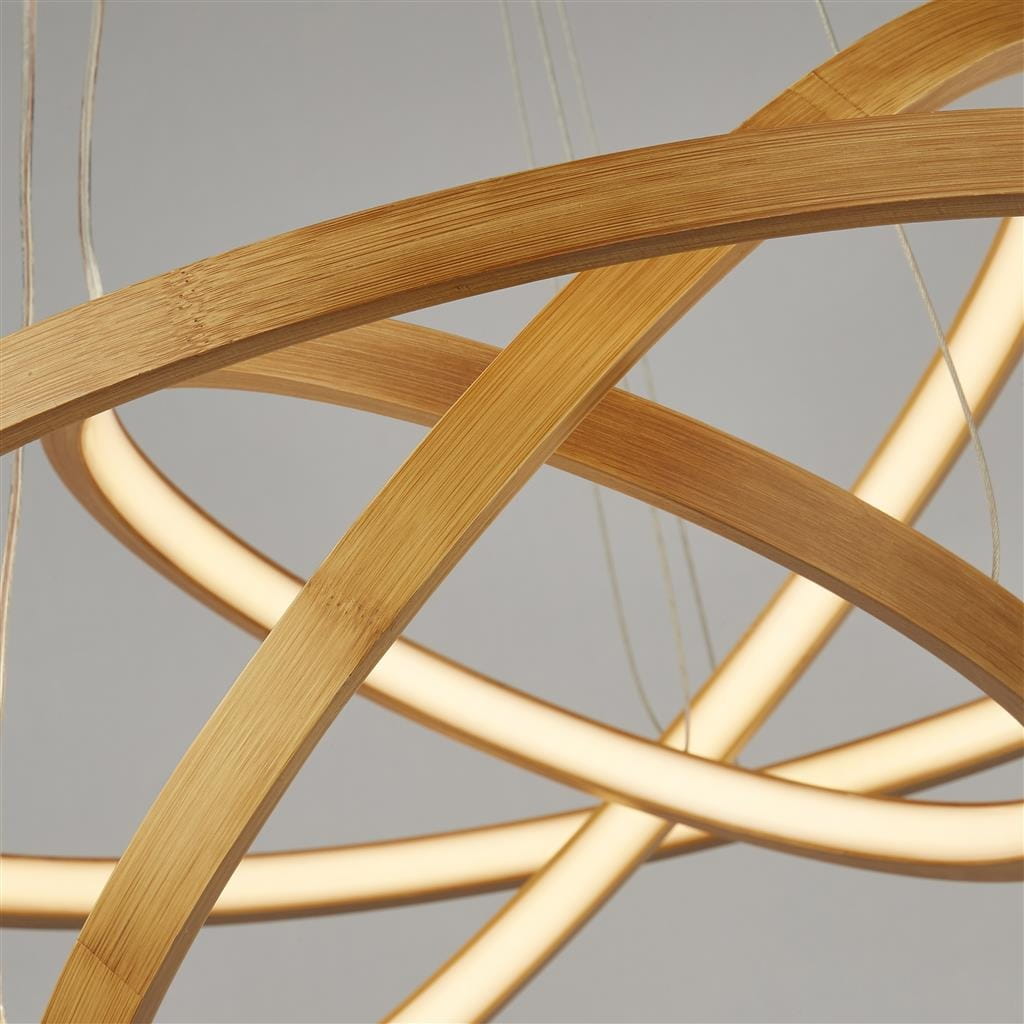 Lampa wisząca Eternity z naturalnego bambusa z trzema źródłami światła LED (23W). Widoczne okrągłe elementy w kolorze złotym, łączące się w artystyczny sposób. Kąt ujęcia zbliżenie na detale konstrukcji.
