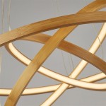 Lampa wisząca Eternity z naturalnego bambusa z trzema źródłami światła LED (23W). Widoczne okrągłe elementy w kolorze złotym, łączące się w artystyczny sposób. Kąt ujęcia zbliżenie na detale konstrukcji.