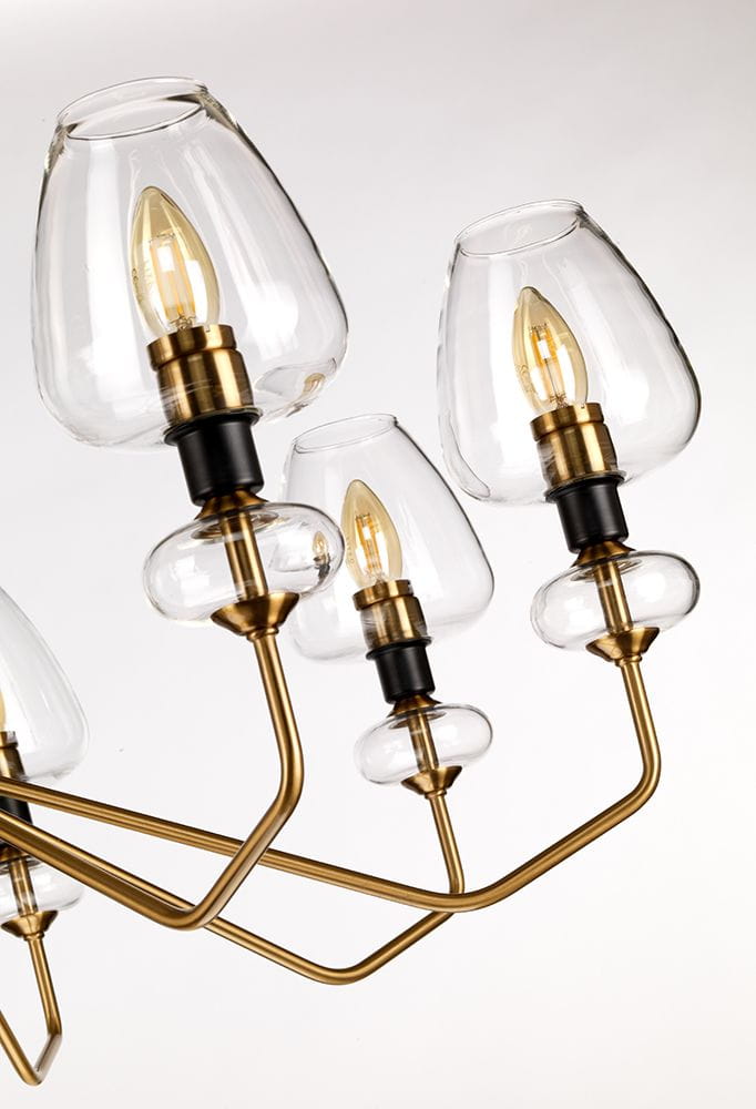 Żyrandol Armand w kolorze stary mosiądz, z pięcioma kloszami w kształcie stożka. Klosze wykonane ze szkła, z widocznymi żarówkami E14. Konstrukcja metalowa, z eleganckimi, zaokrąglonymi detalami. Ujęcie z góry, ukazujące szczegóły wykończenia.