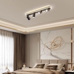 Lampa sufitowa Parma w kolorze czarnym z pilotem, z czterema reflektorami GU10 i jednym LED, zamontowana na suficie, o nowoczesnym designie, w aranżacji sypialni z jasnymi zasłonami i eleganckimi dodatkami.