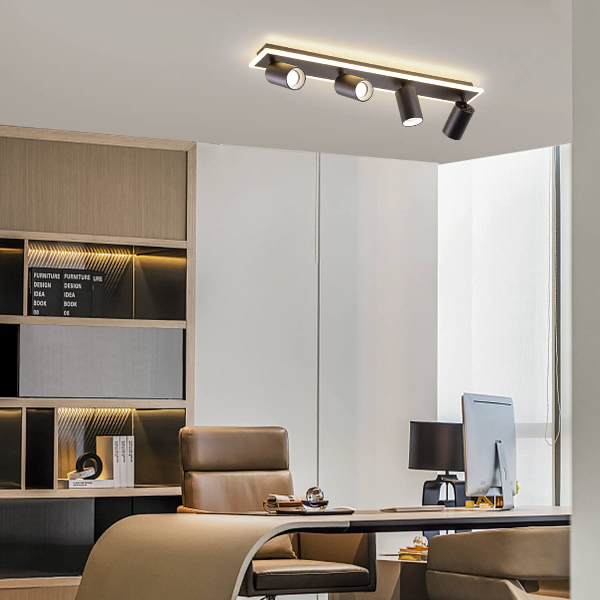 Lampa sufitowa Parma w kolorze czarnym z pilotem, z czterema źródłami światła GU10 oraz jednym źródłem LED. Montowana na suficie, z regulowanymi reflektorami, w nowoczesnym wnętrzu biura. Jasne tło z meblami w odcieniach drewna.