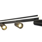Lampa sufitowa Parma w kolorze czarnym z pilotem, złożona z czterech reflektorów GU10 oraz jednego źródła LED. Ujęcie z boku, pokazujące trzy reflektory na prostokątnej podstawie, emitujące ciepłe światło.