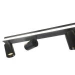 Lampa sufitowa Parma w kolorze czarnym, z pilotem, z pięcioma źródłami światła: czterema oprawami GU10 i jedną LED. Ujęcie z boku, z widoczną prostokątną podstawą oraz cylindrycznymi kloszami. Detale w postaci perforowanej osłony na jednym z kloszy.