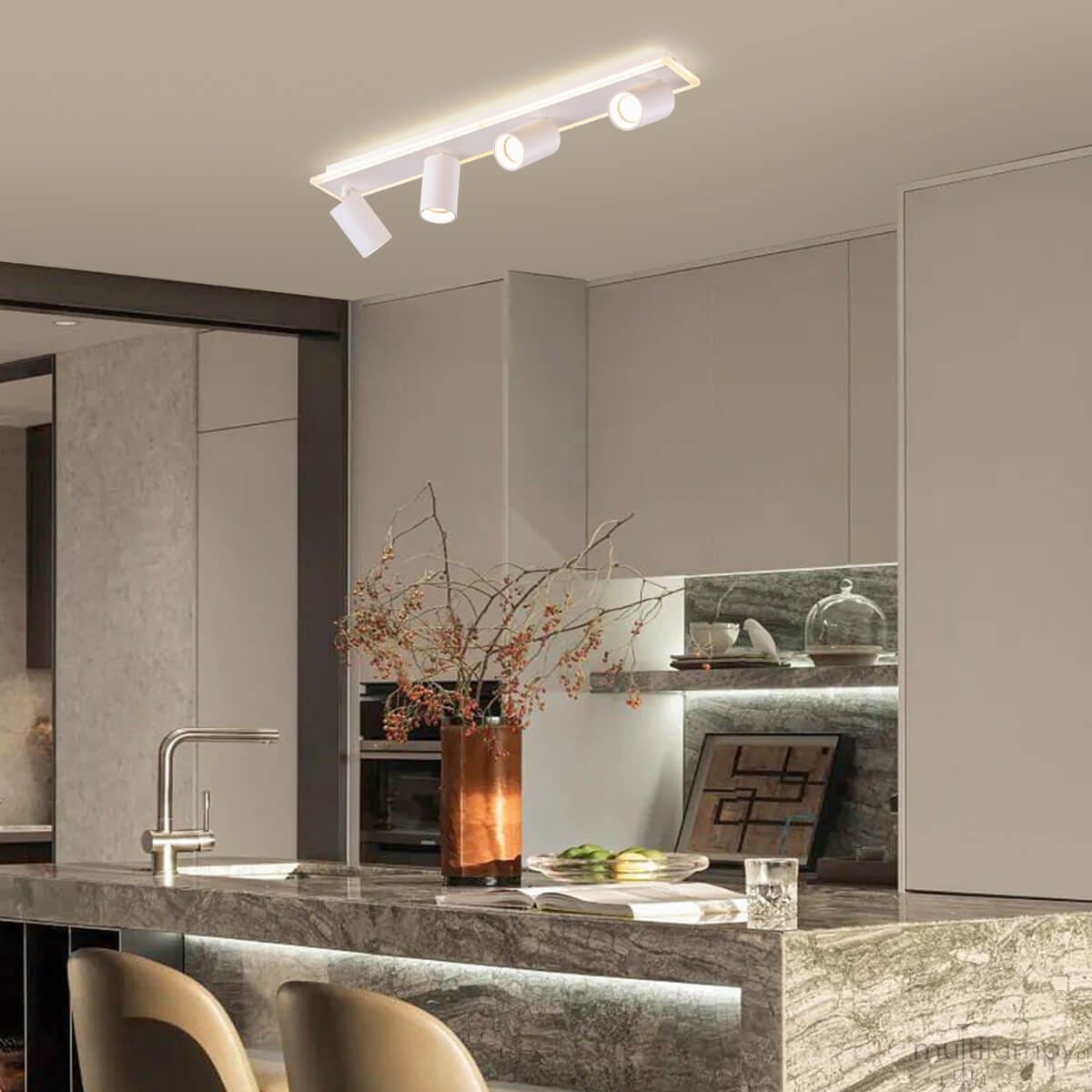 Lampa sufitowa Parma z pilotem, biała, z czterema źródłami światła GU10 i jednym LED. Ujęcie z boku, zamontowana pod sufitem w nowoczesnej kuchni, nad wyspą. Prosta forma z okrągłymi kloszami, w otoczeniu minimalistycznych mebli i dekoracji.
