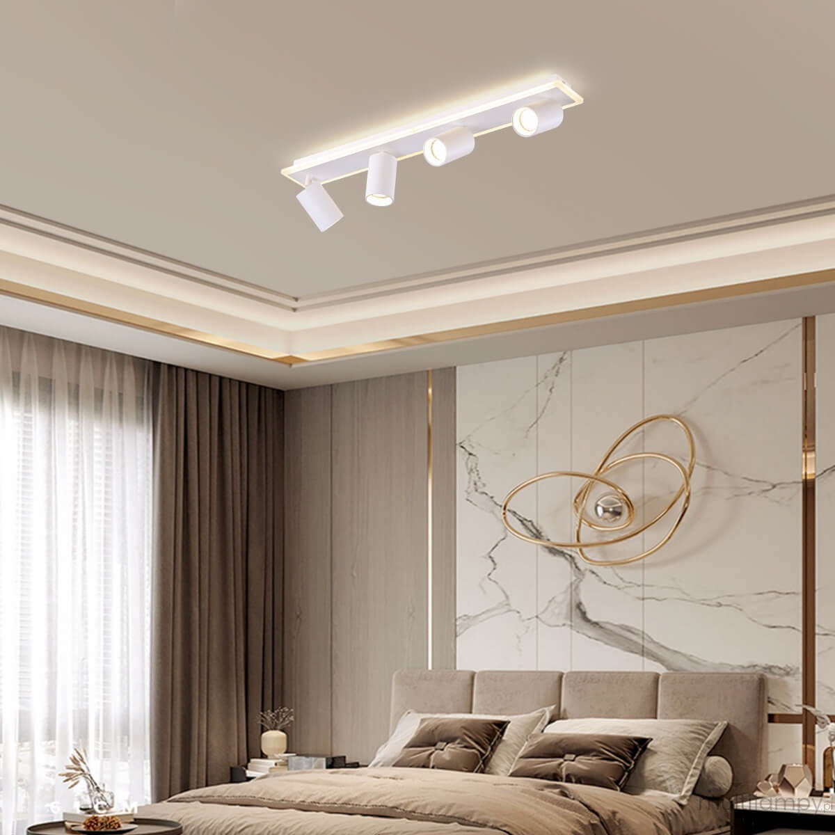 Lampa sufitowa Parma w kolorze białym, montowana na suficie, z czterema ruchomymi punktami świetlnymi GU10 i jednym LED. Zastosowanie w nowoczesnych wnętrzach, w otoczeniu eleganckiego wystroju sypialni z szarymi zasłonami i jasnymi ścianami.