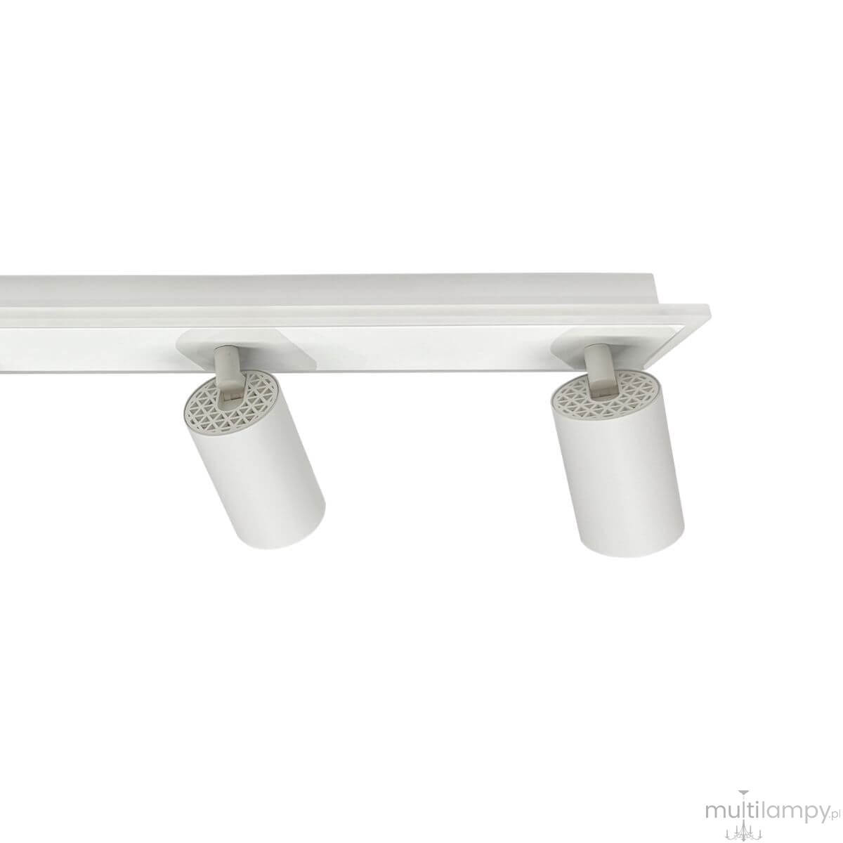 Biała lampa sufitowa Parma z pilotem, złożona z czterech reflektorów GU10 oraz jednego źródła światła LED. Reflektory mają cylindryczny kształt, z dekoracyjnymi otworami na górze, zamontowane na prostokątnej podstawie.