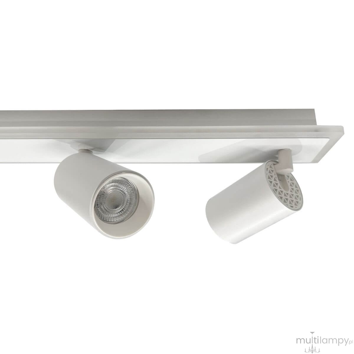 Lampa sufitowa Parma w kolorze białym z pilotem, z czterema źródłami światła GU10 i jednym LED. Kąt ujęcia z góry, pokazujący okrągłe reflektory i prostokątną podstawę. Widoczne detale, w tym perforacje na jednym z reflektorów.