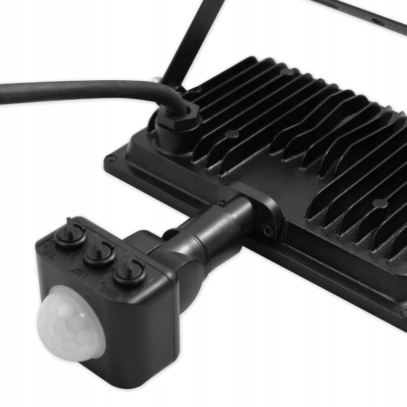 Naświetlacz LED halogen 50W z czujnikiem ruchu, o mocy 4000 lm. Widok z boku, z widoczną obudową w kolorze czarnym oraz przyciskami na czujniku. Chłodzenie na żeberkach. Wodoodporność IP65. Kabel zasilający.