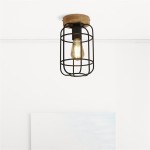 Lampa sufitowa Vision 1xE27 w kolorze czarnym z drewnianym elementem. Konstrukcja z metalowej siatki, widoczna żarówka, zamontowana na suficie, na tle białej ściany. Idealna do nowoczesnych wnętrz.