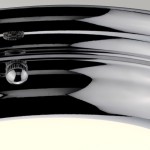 Plafon Welland IP54 w chromowanym wykończeniu, zbliżenie na powierzchnię z refleksyjnym wykończeniem. Widoczny element montażowy w kształcie okrągłej podstawy oraz delikatna, biała oprawa LED.