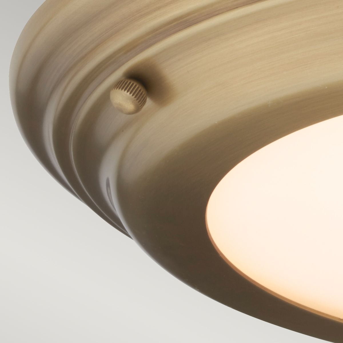 Plafon Welland IP54 w kolorze stary mosiądz, z jedną diodą LED o mocy 25W. Okrągła, gładka oprawa z przyciskiem regulacyjnym, emitująca ciepłe światło. Montaż sufitowy, idealny do łazienek i przestrzeni o podwyższonej wilgotności.