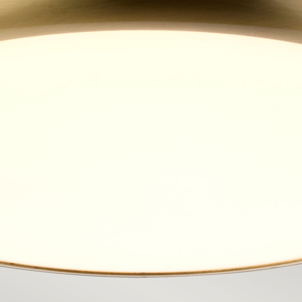 Plafon Welland w kolorze stary mosiądz, o średnicy 1xLED/25W, zamontowany na suficie. Okrągła, gładka osłona emitująca miękkie światło, z delikatnym wykończeniem na krawędzi. Odporny na wilgoć (IP54).