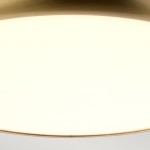 Plafon Welland w kolorze stary mosiądz, o średnicy 1xLED/25W, zamontowany na suficie. Okrągła, gładka osłona emitująca miękkie światło, z delikatnym wykończeniem na krawędzi. Odporny na wilgoć (IP54).