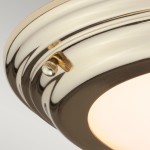 Plafon Welland IP54 w mosiężnym wykończeniu, z okrągłą, białą oprawą LED o mocy 12W. Widoczny detal regulacyjny w kolorze złotym. Ujęcie z boku, podkreślające gładką fakturę oraz elegancki kształt.