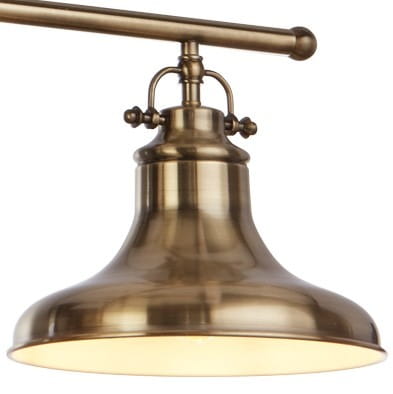Lampa wisząca Dallas w kolorze antycznego mosiądzu. Posiada trzy oprawy E27, szeroki klosz w kształcie dzwonu oraz dekoracyjny uchwyt. Ujęcie z dołu, eksponujące detal wykończenia i kształt. Idealna do wnętrz w stylu vintage.