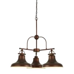 Lampa wisząca Dallas w antycznym mosiądzu, z trzema kloszami w kształcie dzwonów. Ułożona w pozycji wiszącej, zawieszona na łańcuchu. Wymiary kloszy i detale metalowe wyraźnie widoczne. Idealna do aranżacji wnętrz.