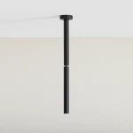 Czarna lampa sufitowa Stick S, 1-punktowa, o minimalistycznym designie. Ułożona pionowo, z metalowym wykończeniem u góry i na dole, zawieszona na białym tle. Idealna do nowoczesnych wnętrz.