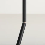 Czarna lampa sufitowa Stick S z jednopunktowym mocowaniem, widok z boku. Składa się z dwóch cylindrycznych segmentów połączonych złotym elementem. Matowa powierzchnia, nowoczesny design, idealna do minimalistycznych wnętrz.