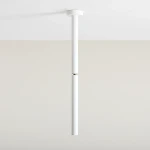 Lampa sufitowa Stick S w kolorze białym, jednolita, o cylindrycznym kształcie. Zawieszona pionowo z metalowym łączeniem w centralnej części. Prosta konstrukcja, idealna do nowoczesnych wnętrz. Tło w odcieniu beżowym.