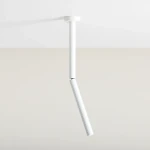 Lampa sufitowa Stick S w kolorze białym, 1-punktowa, o prostym, cylindrycznym kształcie. Ujęcie z dołu, ukazujące elastyczną część, która tworzy kąt. Montowana do sufitu, z minimalistycznym, nowoczesnym designem.