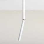 Lampa sufitowa Stick S w kolorze białym, 1-punktowa, o prostym, cylindrycznym kształcie. Ujęcie z dołu, pokazujące górną część z widocznym łączeniem. Tło w jasnym odcieniu, co podkreśla minimalistyczny design.