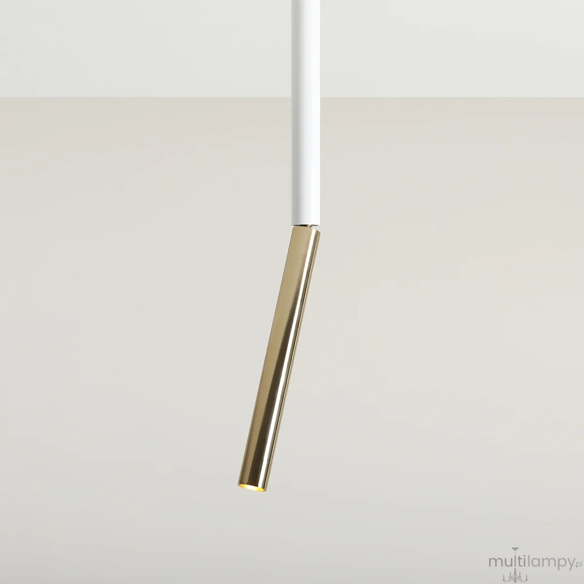 Lampa sufitowa Stick S 1-punktowa, biała z złotym akcentem. Prosta konstrukcja z białą rurą i złotym, prostokątnym kloszem. Ujęcie z przodu, wisząca z sufitu na jasnym tle.