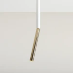 Lampa sufitowa Stick S 1-punktowa, biała z złotym akcentem. Prosta konstrukcja z białą rurą i złotym, prostokątnym kloszem. Ujęcie z przodu, wisząca z sufitu na jasnym tle.