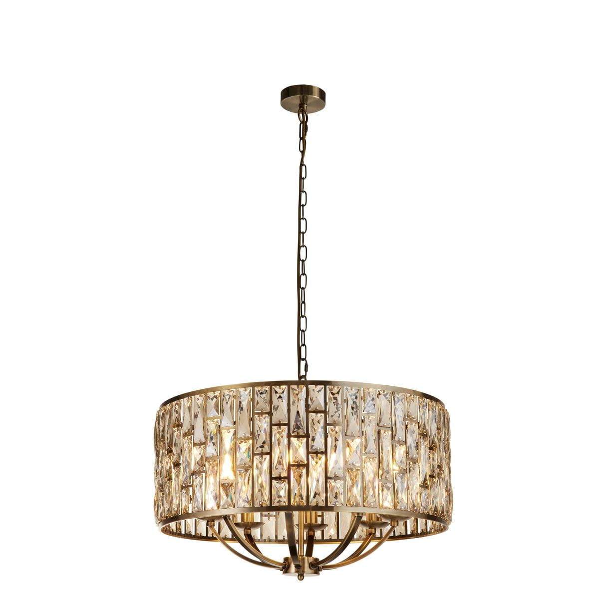 Lampa wisząca Bijou w antycznym mosiądzu, z okrągłym kloszem ozdobionym szklanymi kryształami, zawieszona na łańcuchu. Posiada osiem gniazd E14, układ detali na kloszu tworzy efektowny wzór.