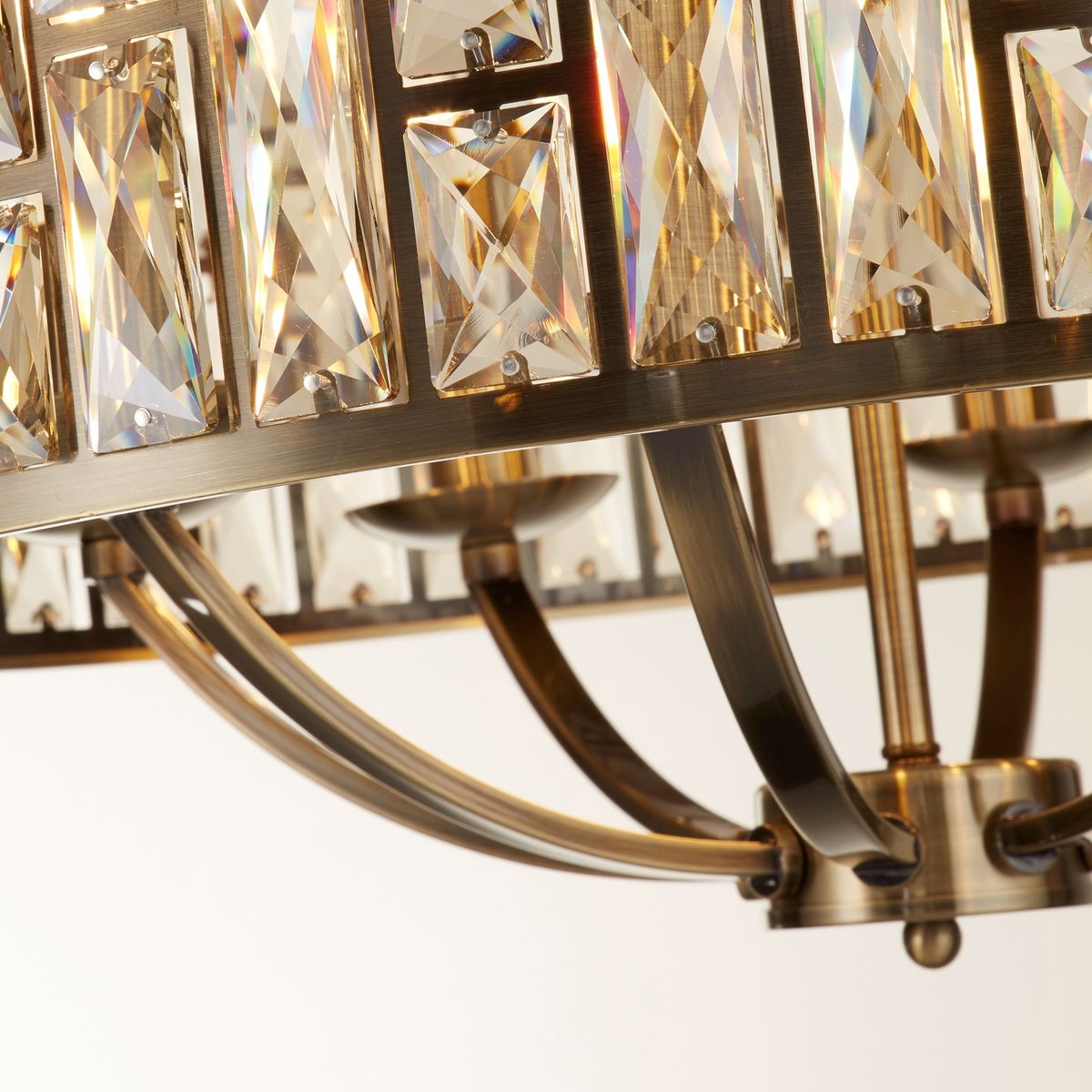 Lampa wisząca Bijou 8xE14 w kolorze antycznego mosiądzu, z kryształowymi elementami w formie prostokątów. Widok z góry, ukazujący detale konstrukcji i błyszczące wykończenie. Idealna do eleganckich wnętrz.
