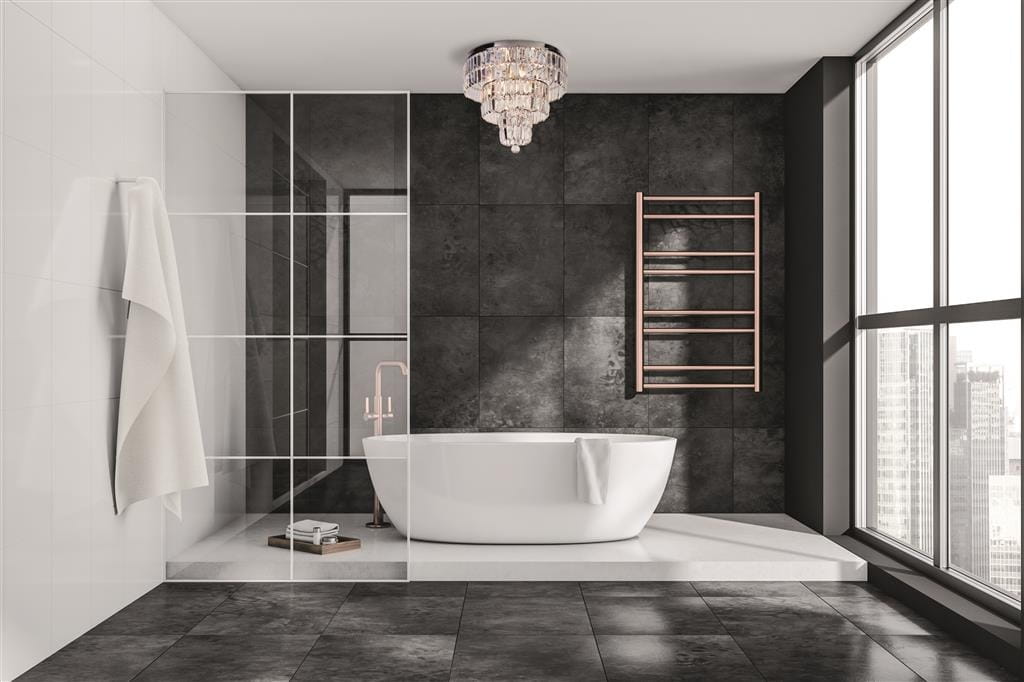 Lampa sufitowa Empire 6xE14/IP44 w chromie, zawieszona w nowoczesnej łazience. Wyróżnia się przezroczystymi kryształkami oraz eleganckim, błyszczącym wykończeniem. W tle widoczna wanna, okno i podgrzewacz ręczników w kolorze różowego złota.